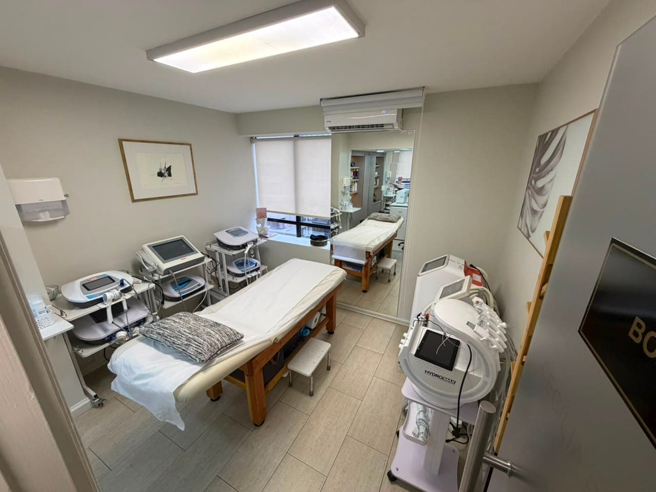Sala con Resolución Sanitaria · Estética con Camilla Clínica y Climatización